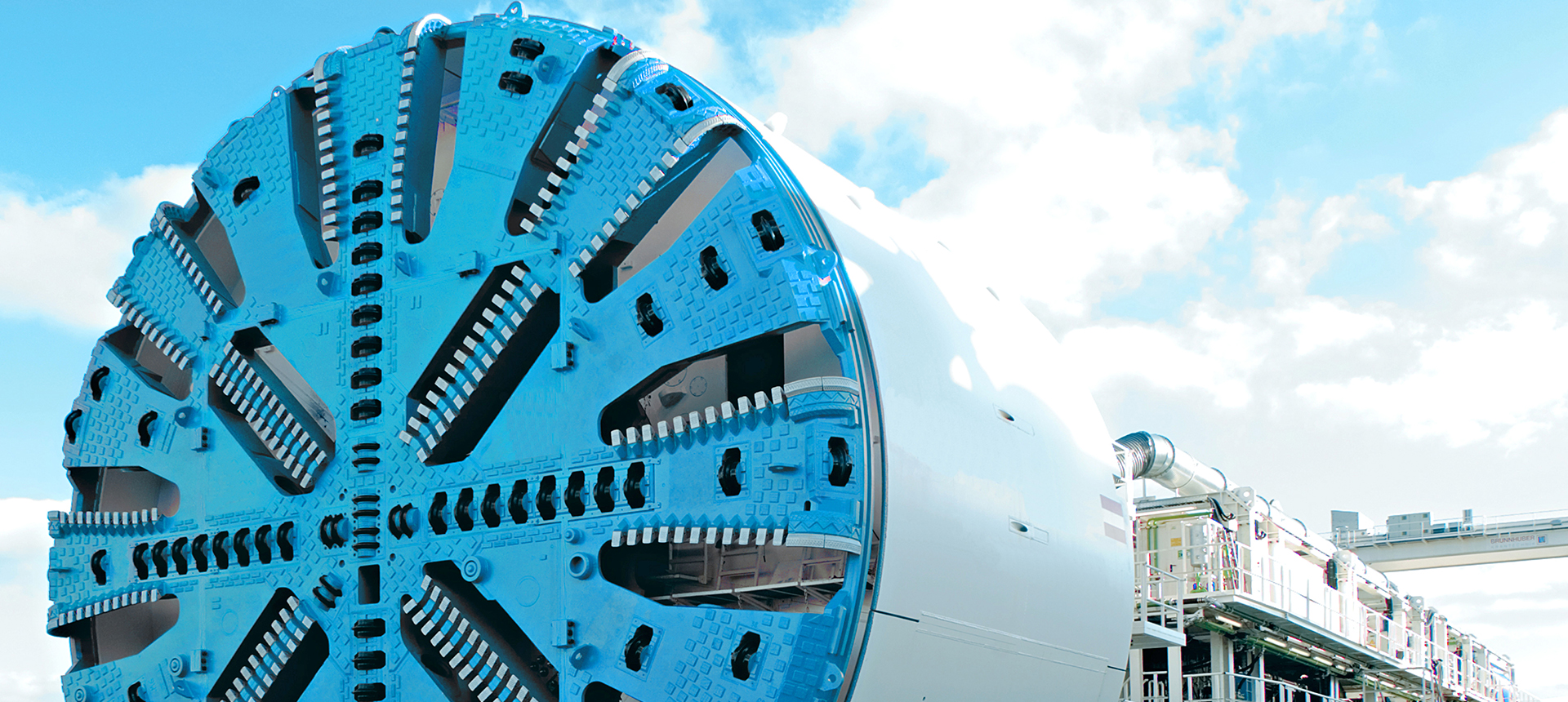 Closed-circuit pump retrofit for a concrete mixer drum drive